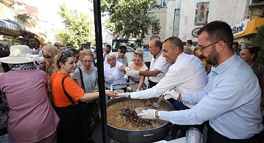 Konak'ta 5 Bin Kişiye Aşure