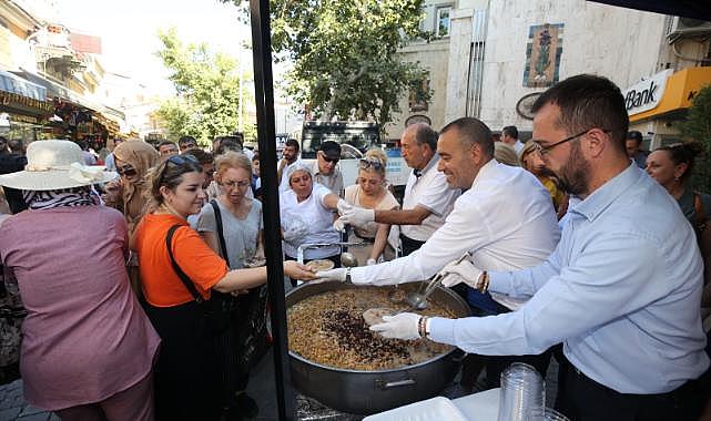 Konak&#039;ta 5 Bin Kişiye Aşure
