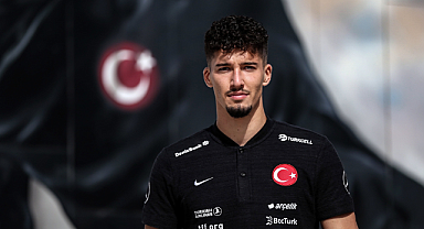 Manchester United'a transfer olan Altay Bayındır'ı, Ali Koç uğurladı