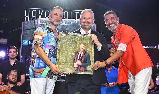 Menemen&#039;de Hakan Altun ve Hüsnü Şenlendirici&#039;den zafer konseri