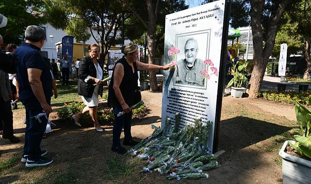 Merhum Akyarlı İzmir Kent Konseyi Parkı’nda anıldı