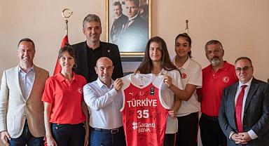 Milli takım oyuncularından Başkan Soyer'e kupa sözü