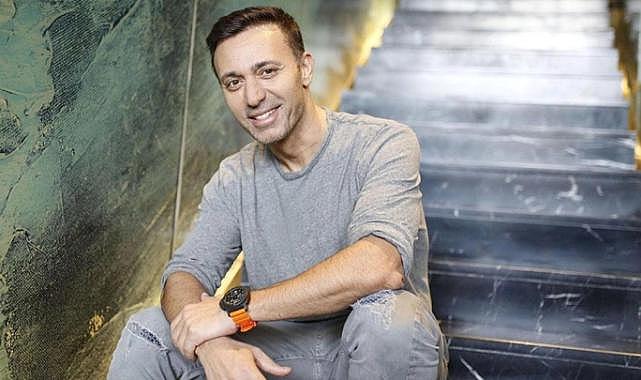 Mustafa Sandal yeni klibinde kayınpederini oynattı