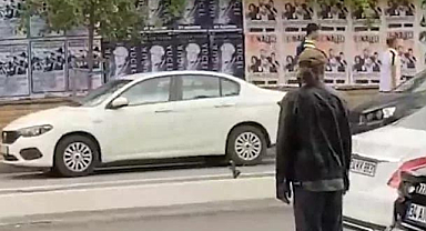 Oyuncu Nejat İşler, Fenerbahçe maçına gidebilmek için otostop çekerken görüntülendi