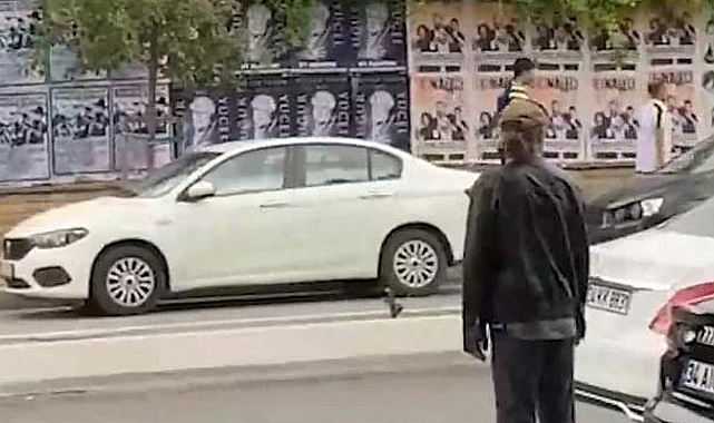 Oyuncu Nejat İşler, Fenerbahçe maçına gidebilmek için otostop çekerken görüntülendi