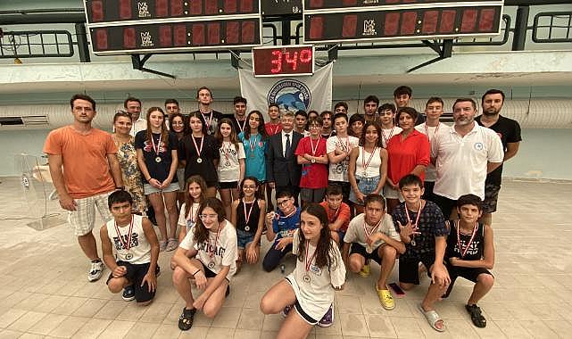Sezon sonu yüzme müsabakasında tüm sporcular yarıştı