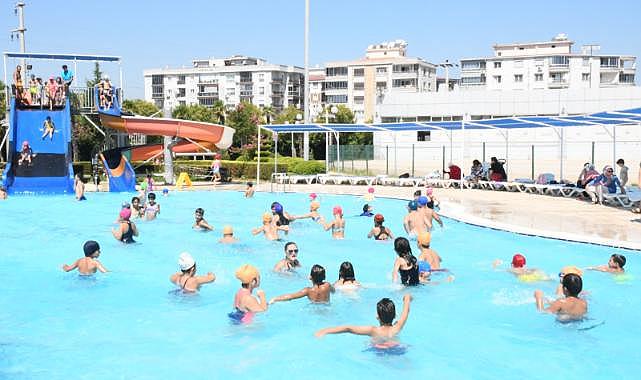 Torbalı’da yüzme öğrenen öğrenciler sertifikalarını aldı