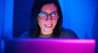 Uzmanlar çürüttü: Mavi ışığı filtreleyen gözlükler işe yaramıyor mu?