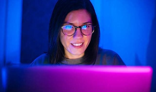 Uzmanlar çürüttü: Mavi ışığı filtreleyen gözlükler işe yaramıyor mu?