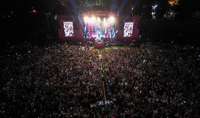 92. İzmir Enternasyonal Fuarı’nda yıldız yağmuru