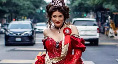 Ayça Varlıer kraliçe rolüyle New York'ta