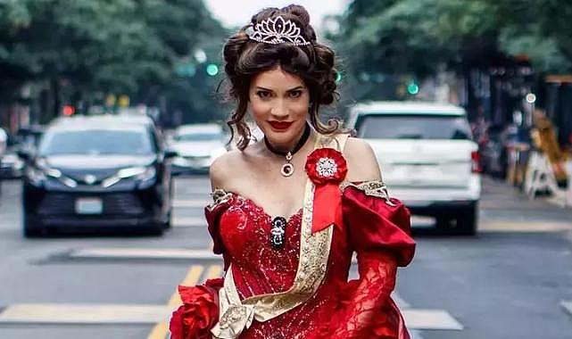 Ayça Varlıer kraliçe rolüyle New York&#039;ta