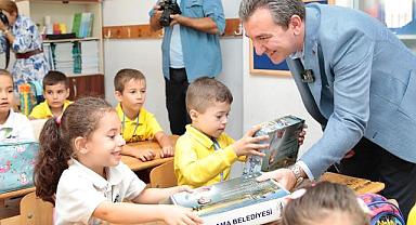 Bergama Belediyesi okula yeni başlayan öğrencilere eğitim seti dağıttı