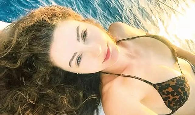 Burcu Özberk siyah bikinisiyle poz verdi: &quot;İyi gelmez mi...&quot;