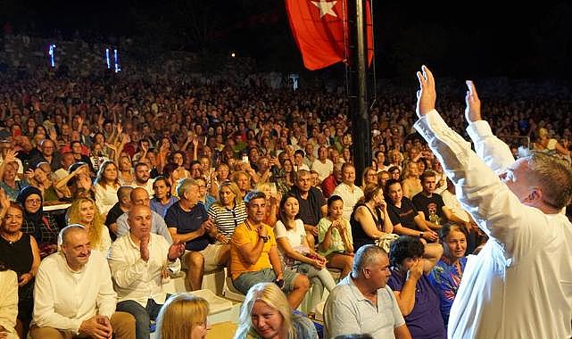 Çeşme ve Alaçatı&#039;da kurtuluş coşkusu Candan Erçetin ve Tan Taşçı ile zirveye çıktı