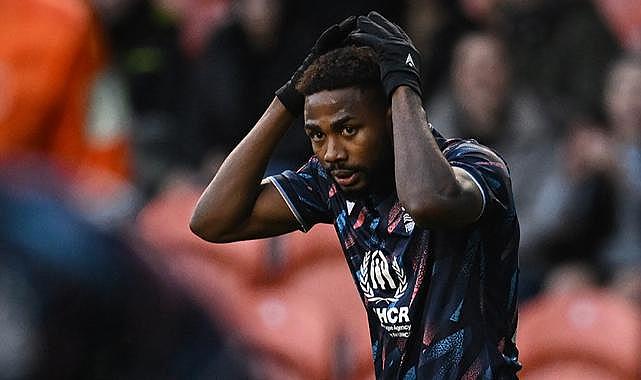 Galatasaray forması giyen Emmanuel Dennis, Başakşehir için geliyor