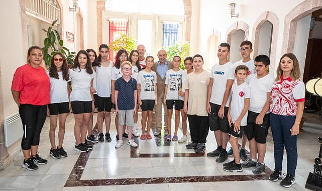 Görme engelli milli takım sporcuları Başkan Soyer’i ziyaret etti