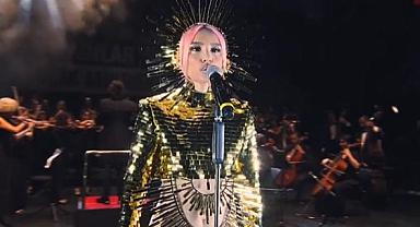 Gülşen, İstiklal Marşı'nı okudu! Sosyal medya yıkıldı!