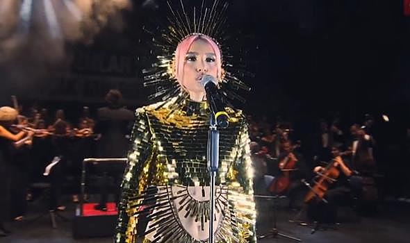 Gülşen, İstiklal Marşı&#039;nı okudu! Sosyal medya yıkıldı!