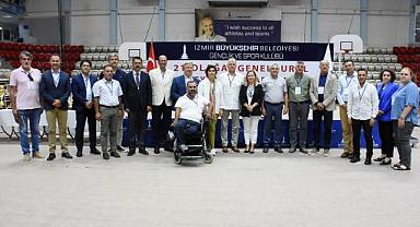 İzmir Büyükşehir Belediyesi Gençlik ve Spor Kulübü'nde bayrak değişimi