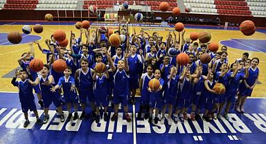 İzmir Büyükşehir Belediyesi spor okullarında yeni dönem başladı