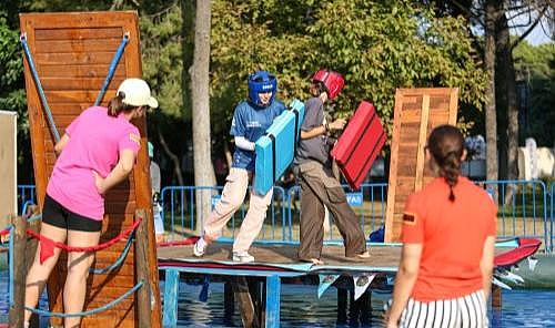 İzmir&#039;de öğrenciler 5 TL&#039;ye doyasıya eğleniyor