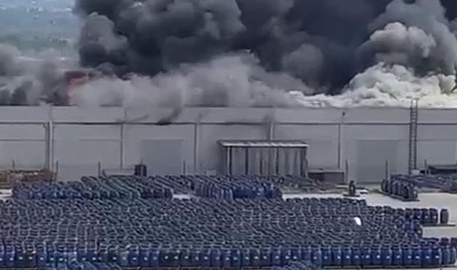 İzmir&#039;de palet fabrikasında büyük yangın