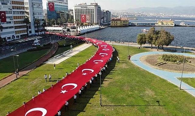 İzmir&#039;in 9 Eylül kutlama programı belli oldu! Fener alayı, uçak gösterisi, konserler...