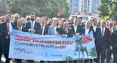 İzmirliler geleneksel Zafer Yürüyüşü’nde buluştu