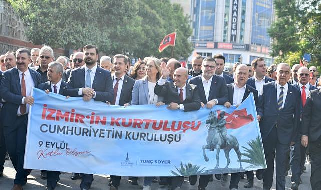 İzmirliler geleneksel Zafer Yürüyüşü’nde buluştu