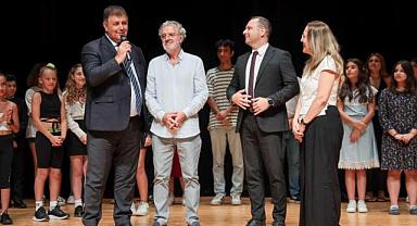 Karşıyaka Belediye Tiyatrosu kursiyerleri göz doldurdu