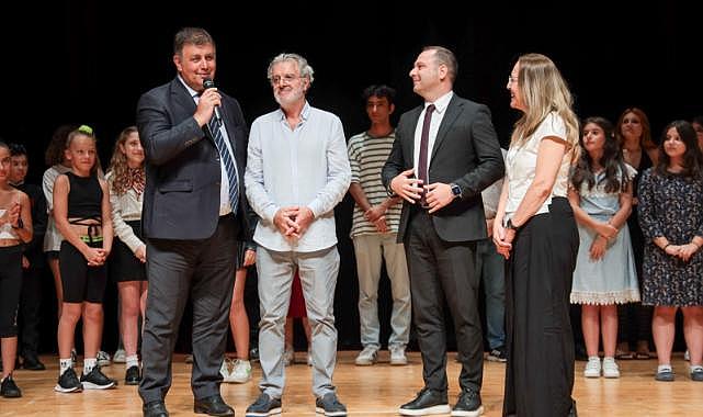 Karşıyaka Belediye Tiyatrosu kursiyerleri göz doldurdu