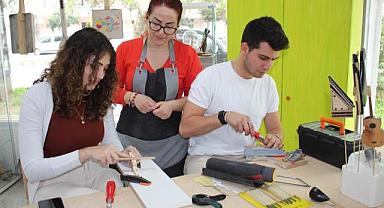 Karşıyaka’da atıklar minyatür müzik aletine dönüşüyor