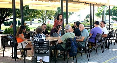 Karşıyakalılar sosyalleşerek, İngilizce öğreniyor