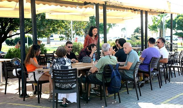 Karşıyakalılar sosyalleşerek, İngilizce öğreniyor