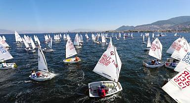 Narlıdere'den açılan yelkenler, İzmir Körfezi'nde görsel şölen yaşattı