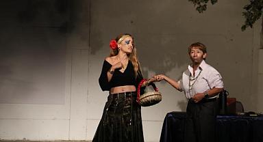 Narlıdere'nin güçlü kadınları Burhaniye'de sahneye çıktı