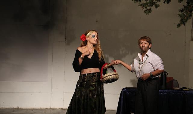 Narlıdere&#039;nin güçlü kadınları Burhaniye&#039;de sahneye çıktı