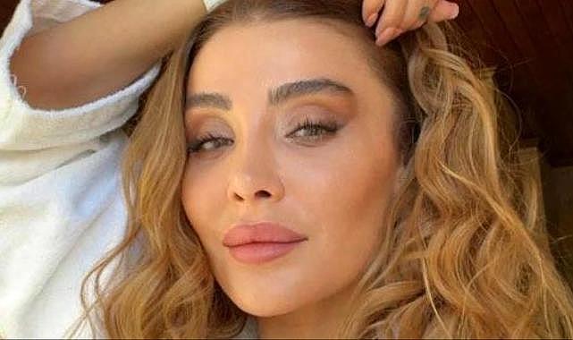 Özge Ulusoy&#039;un yüzüğü göründü: Tektaşının fiyatı dikkat çekti!