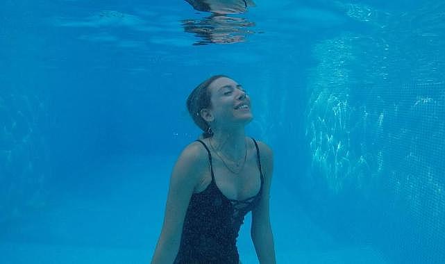 Sinem Kobal su altında poz verdi