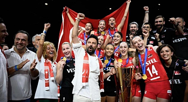 Tarkan,şampiyonluk kutlamasında tribünde erik dalı oynadı