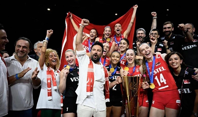 Tarkan,şampiyonluk kutlamasında tribünde erik dalı oynadı