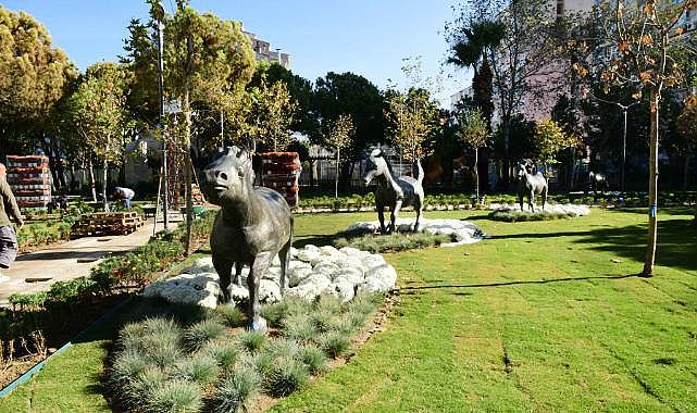 100.Yıl Uğur Mumcu Parkı kasımpatlarıyla renklendi