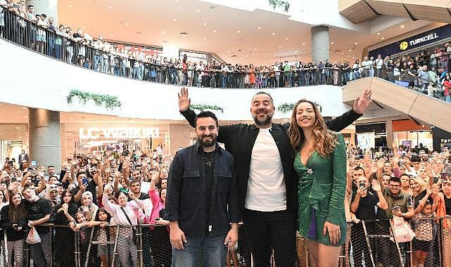 Ata Demirer İzmir seyircisi ile birlikte Bursa Bülbülü&#039;nü izledi