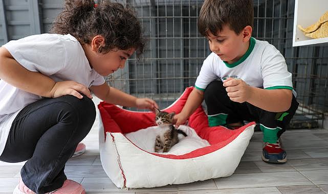 Buca Belediyesi miniklere hayvan sevgisi aşılıyor
