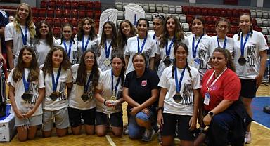 Dostluk turnuvasında kupa İzmir'in