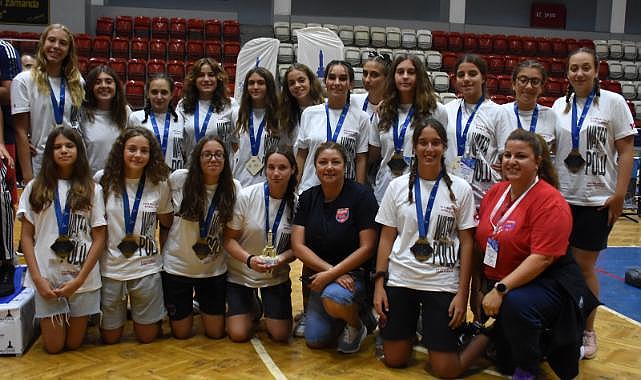 Dostluk turnuvasında kupa İzmir&#039;in