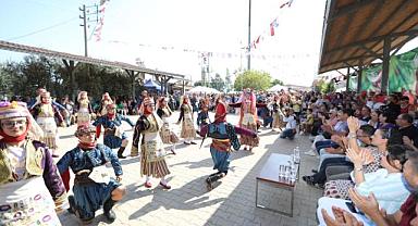 Efes Selçuk nar tanesi ile şenlendi: Üreticiye destek, ürünlere tanıtım...