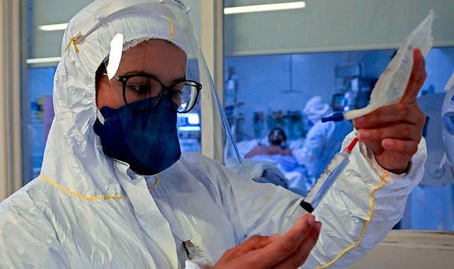 İngiliz sağlık danışmanından kritik uyarı: Kovid bizi şaşırtmaya devam edecek