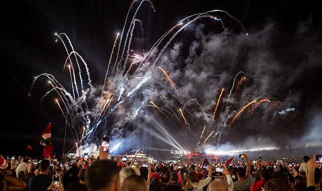 İzmir Cumhuriyet kutlamalarıyla adını tarihe yazdı